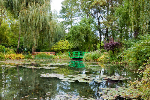 Canvastavla Japanese Bridge Over Lily Pond in Monet’s Garden at Giverny