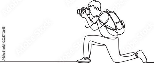 Foto Young tourist man photographer with a camera takes pictures