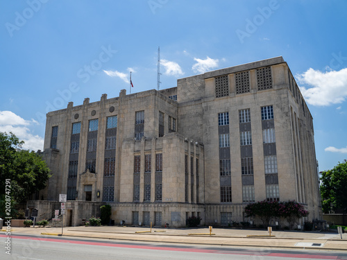 Billede på lærred Heman Marion Sweatt Travis County Courthouse Building Along Road With Blue Sky i