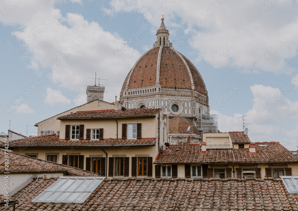 Fototapeta premium Florence Cathedral Rising Above Tuscan Rooftops