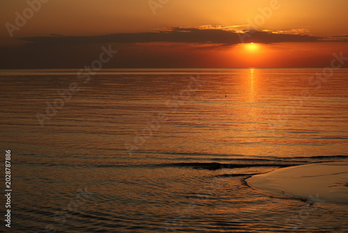 Foto Wide landscape of a beautiful golden sunset over the sea