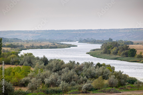 Foto The Southern Bug River winds through the rural landscape near the city of Voznes