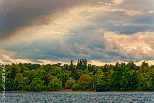 Foto view of sea and trees with lively sky