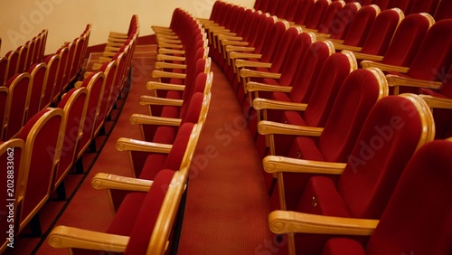 Cuadro en lienzo Empty red velvet theater seats in rows in classic auditorium