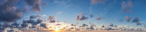 Fotografi Cielo oscuro y dramático con un resplandor de atardecer