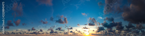 Foto Cielo oscuro y dramático con un resplandor de atardecer