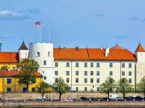 Photos Riga Castle Close Up Skyline with White Tower and Latvian National Flag — Presidential Residence Historic Architecture, 11