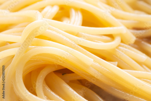 湯気立つスパゲッティの束が絡み合う、調理直後のパスタ
