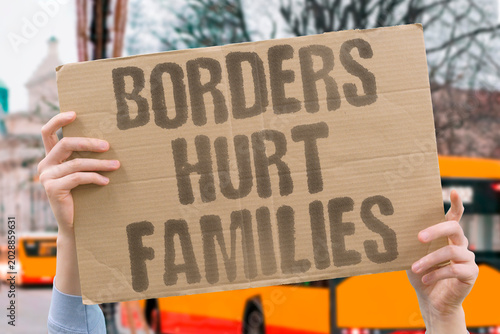 Obraz na płótnie "Borders Hurt Families" Walls split households