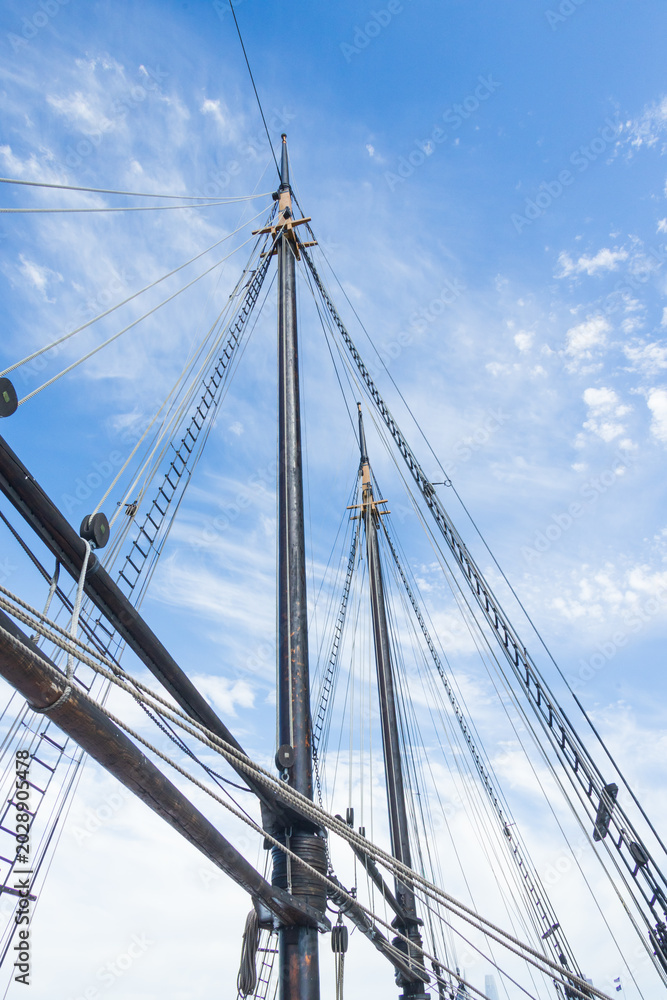 Obraz premium Sailboat Mast and ropes with cloudy blue sky background