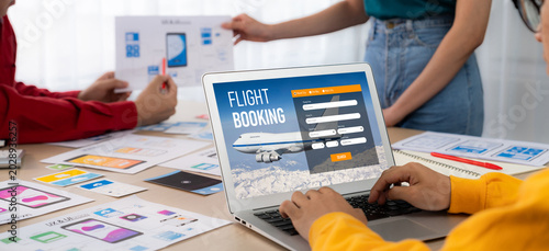 Foto Online flight booking website provide brisk reservation system