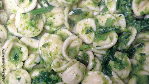 Piatto barese di orecchiette alle cime di rapa con tarallo sbriciolato