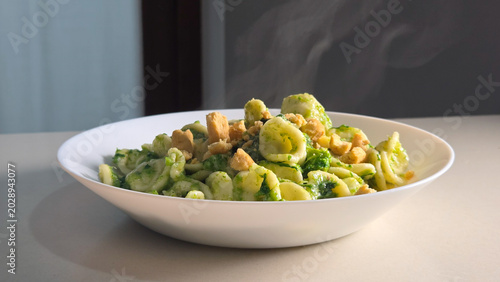Piatto barese di orecchiette alle cime di rapa con tarallo sbriciolato