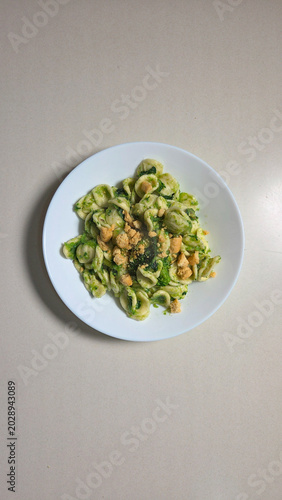 Piatto barese di orecchiette alle cime di rapa con tarallo sbriciolato