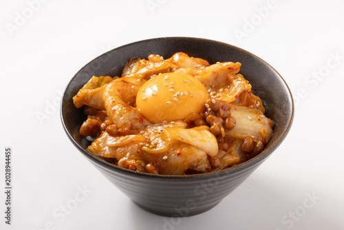 豚キムチ納豆丼（卵黄のせ）