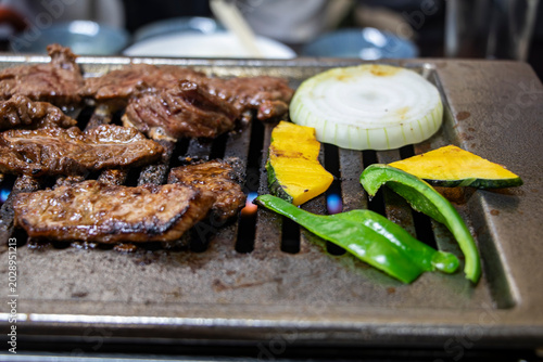 バーベキューで肉を焼く