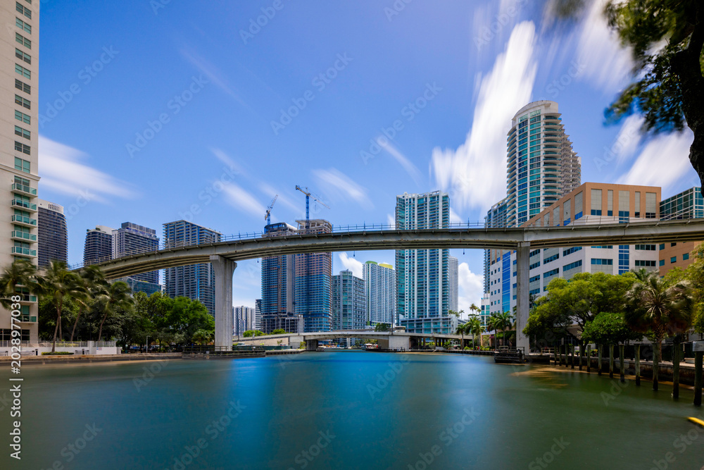 Obraz premium Miami River scene between Miami and Brickell long exposure photo
