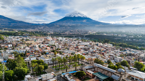 Foto Aerial view of the Misti volcano with snow and the Yanahuara plaza in Arequipa,