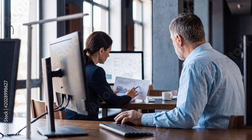 Foto Focused business professionals working individually and collaboratively in a contemporary office environment