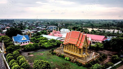 Фотография Drone Sunset View of Wat Samnak Takhro in Thepharak, Nakhon Ratchasima, Thailand