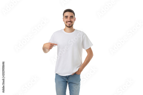 Foto Man points at blank t-shirt for design display, PNG