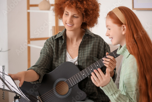 Young happy woman with note...