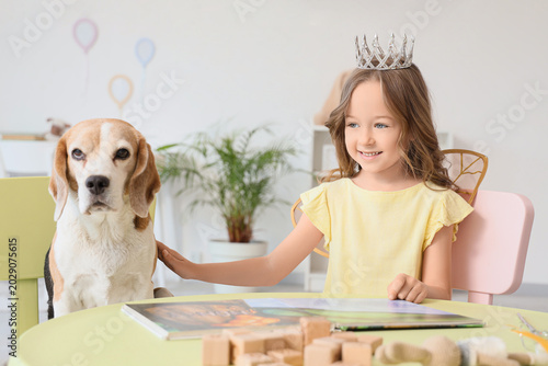 Cute little girl with Beagl...