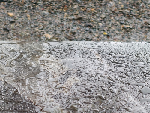 Schilderij op canvas Closeup of Water Droplets on a Textured Surface with Blurred Background