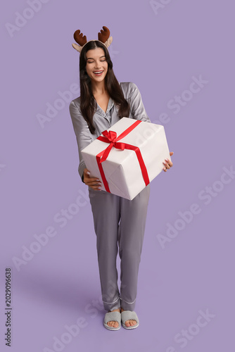 Beautiful young woman in gr...