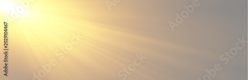 Foto Warm morning sunshine spreading bright diagonal light rays across a hazy sky