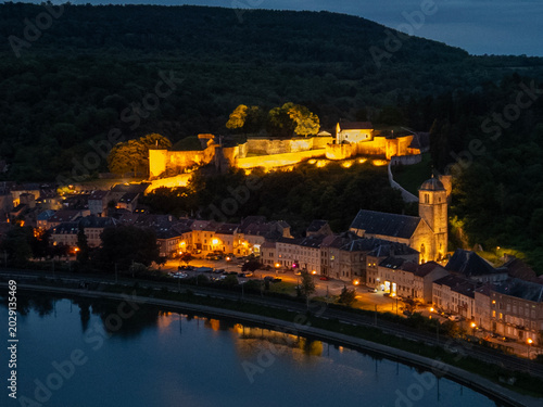 Obraz na plátne Luftaufnahme von Sierck-les-Bains mit aangestrahltem  Schloss, Promenade und der