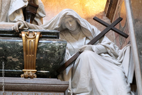 Foto Roma, Italia - Dettaglio della statua allegorica in marmo bianco raffigurante la