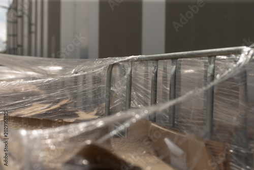 Foto Wrapped pallets staged for quality inspection, plastic film pulls tight over sta