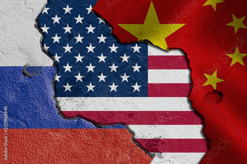 Foto USA Russia and China Flags on Cracked Wall Representing Geopolitical Tension