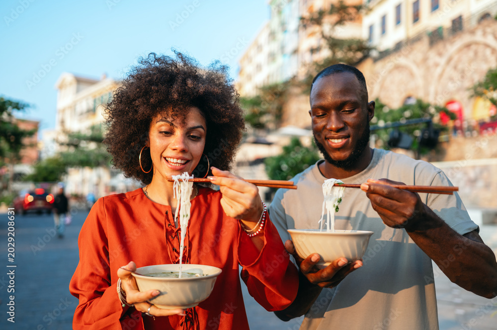 Φωτογραφία Young travelers relaxing with authentic street food, discovering new cultures an