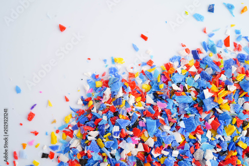 Foto Plastic colorful pieces recycling shredded for industrial use.
