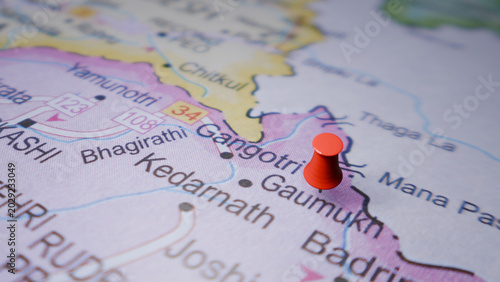 Foto Red pin marks pilgrimage site Gaumukh on the Bhagirathi River, India