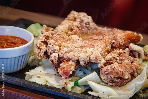 美味しそうなフライドチキンをトマト味のソースと一緒に