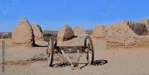 Fotografie historic cannon mount  and adobe ruins of the nineteenth century united states