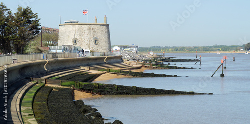 Fotografía Estuary of the river Deben at Felixstowe Ferry  with Martello Tower