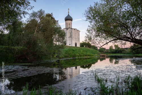 Foto Summer evening at the ancient Church of the Intercession on the Nerl