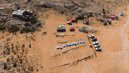 Foto Aerial view of desert basecamp with tents and off-road vehicles