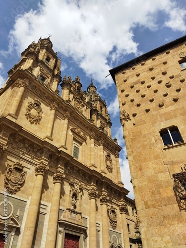 Bild auf Leinwand Fachada de la Casa de las Conchas y torres de la Clerecía en Salamanca, España