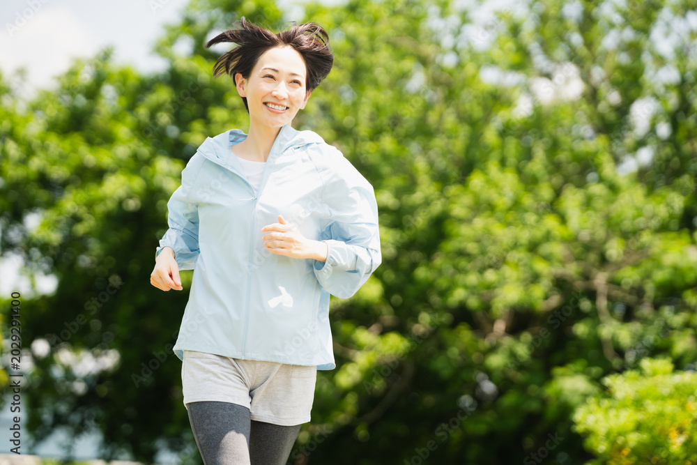 Φωτογραφία ランニングをする若い女性　スポーツイメージ