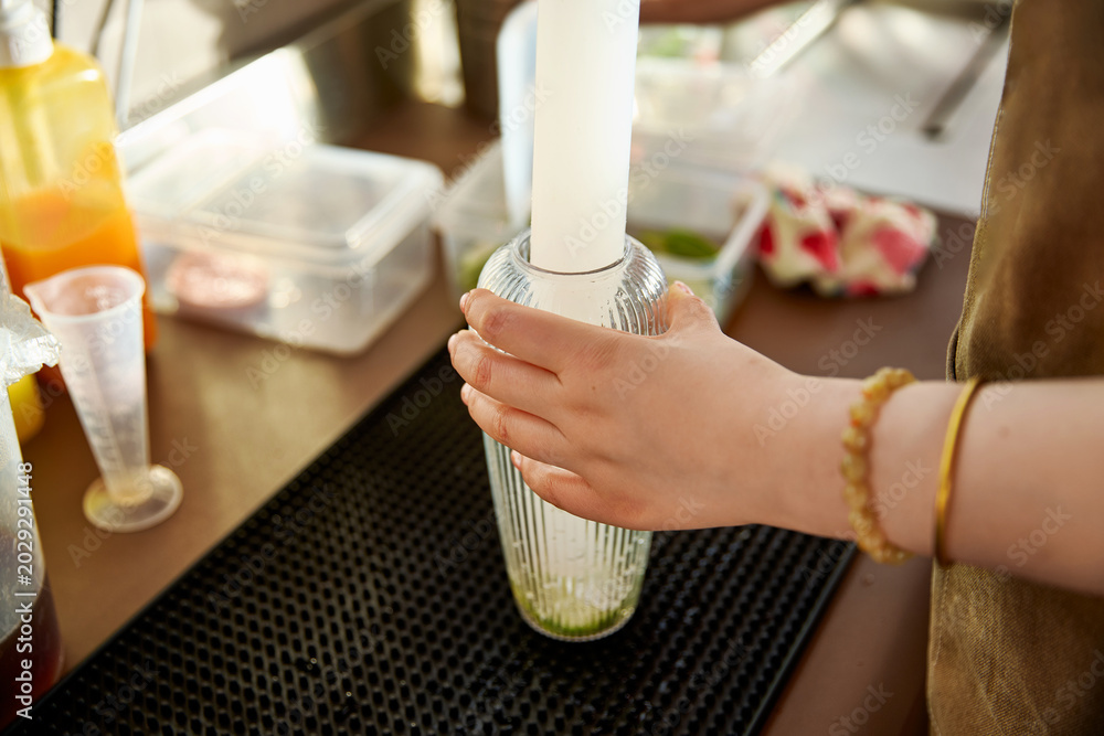 Ταπετσαρία Hand-whipped lemon tea being made at the bar counter
