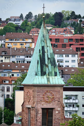 фотографія Blick auf die charakteristische grüne Kupferspitze und Turmuhr der Altstadtkirche St