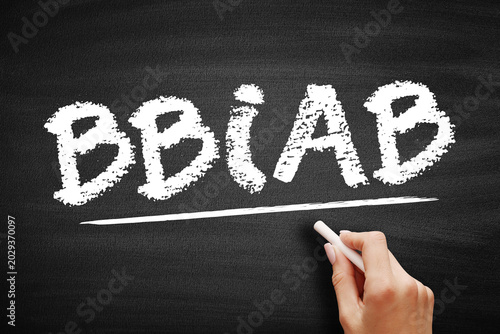 Foto BBIAB text on a chalkboard, standing for Be Back In A Bit