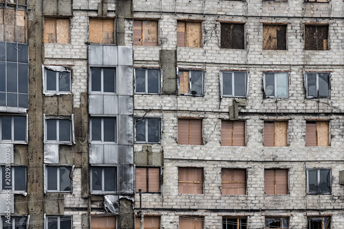 Tableau sur toile A terrifying facade of a building after a drone attack