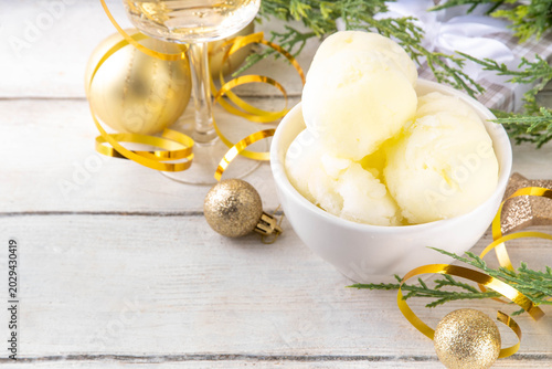 Bild auf Leinwand Champagne ice cream