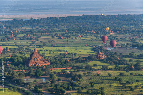 survol du site de Pagan au Myanmar